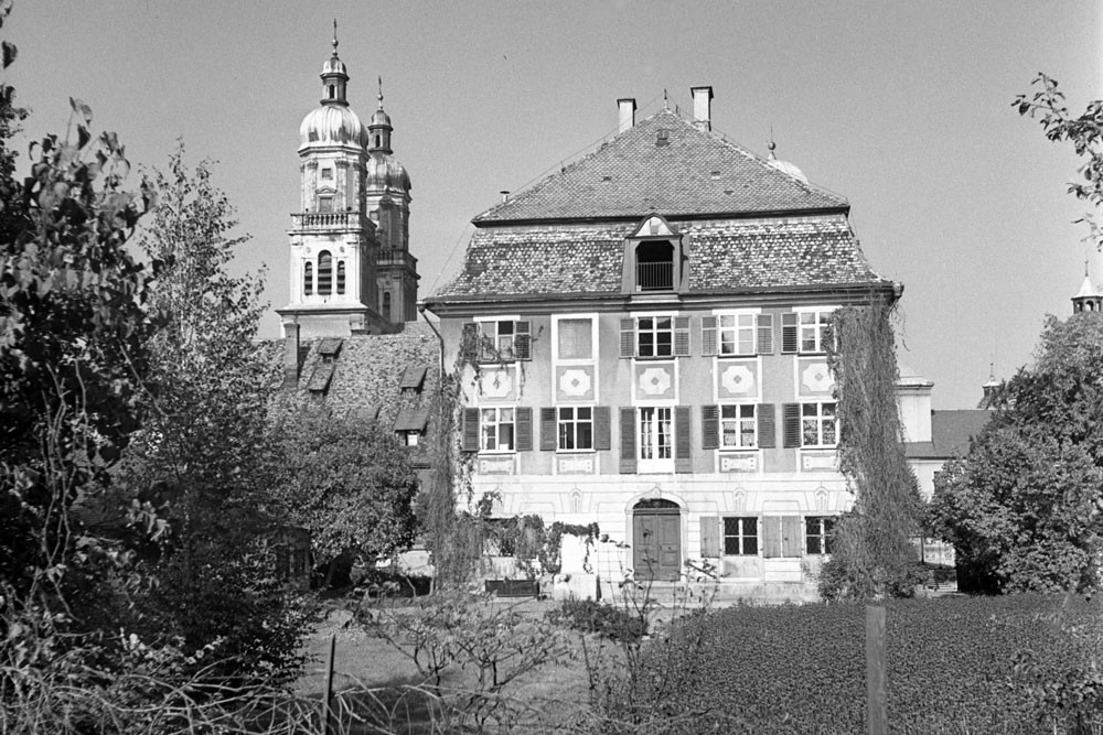 historisches schwarz-weiß-Foto: Zumsteinhaus, Ansicht von hinten durch Gartenanlage, links Kirchtürme Lorenzkirche