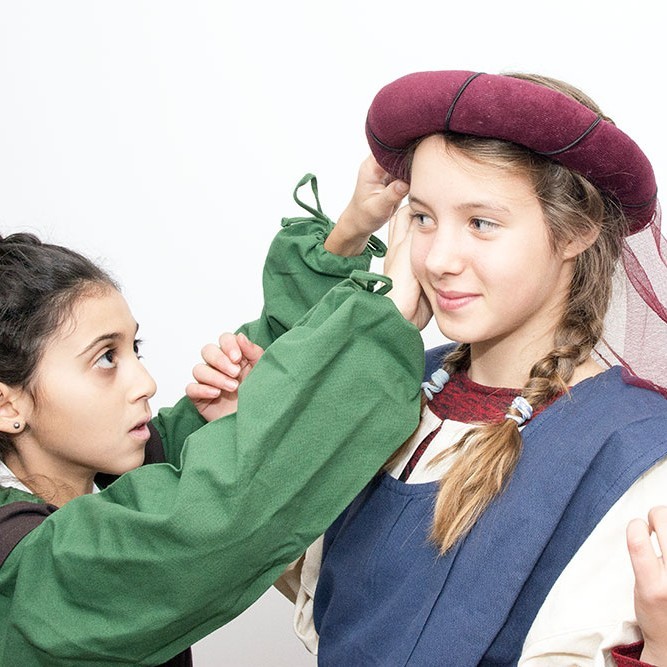Zwei Mädchen kleiden sich an der Aktiv-Station &quot;Mode im Mittelalter&quot; ein