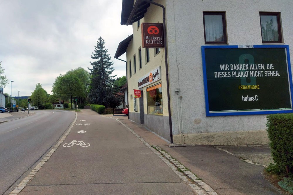 Werbefläche an Hauswand: &quot;Wir danken allen, die dieses Plakat nicht sehen. #StayAtHome. hohesC&quot;