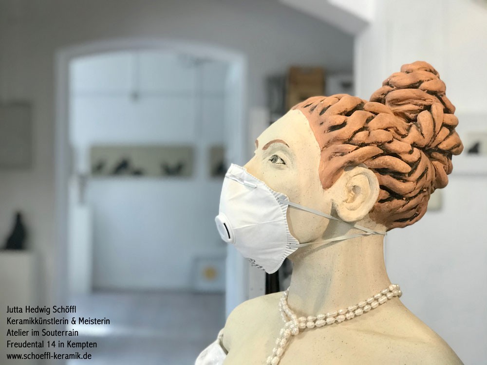 Frauenkopf aus Ton mit FFP&quot;-Maske