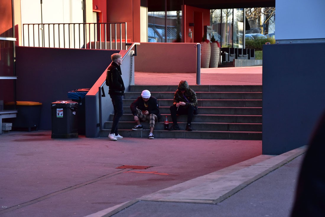 Jugendliche an Treppe vor BigBox