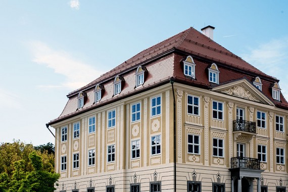 Kempten-Museum (Zumsteinhaus: historisches gelbes Gebäude mit Sprossenfenstern und Walmdach)