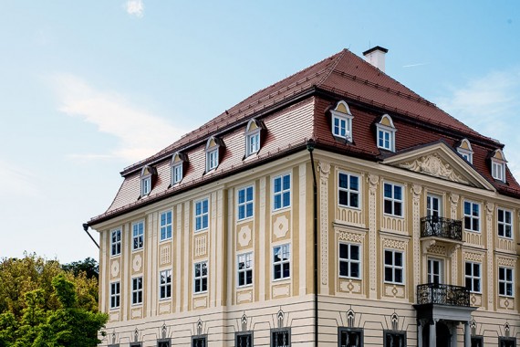 Kempten-Museum (Zumsteinhaus: historisches gelbes Gebäude mit Sprossenfenstern und Walmdach)