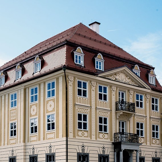 Kempten-Museum (Zumsteinhaus: historisches gelbes Gebäude mit Sprossenfenstern und Walmdach)