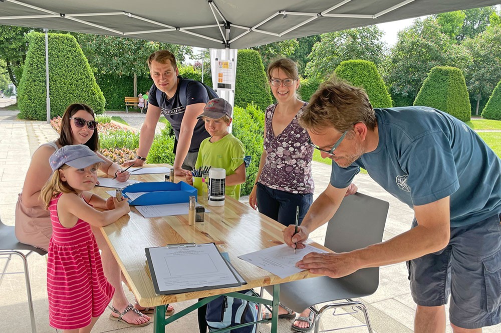 Malaktion mit mit Kindern und Erwachsenen vor der Stadtbibliothek