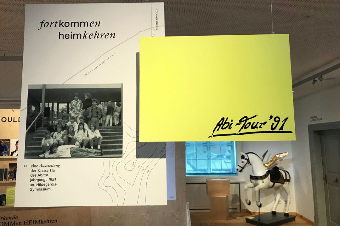 Ausstellungstafel &quot;Fortkommen, Heimkehren&quot; mit schwarz-weiß Klassenfoto aus den 90ern