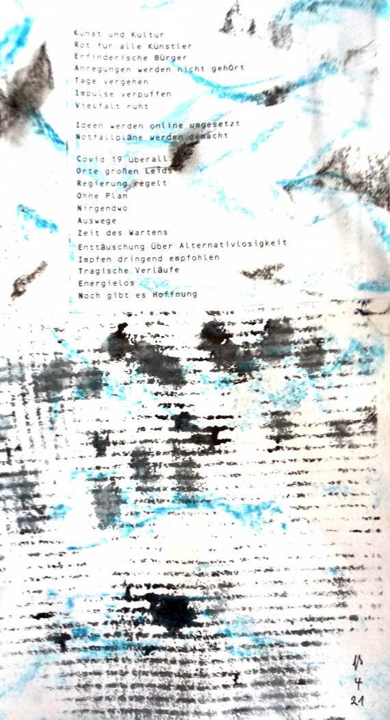 Schreibmaschinenschrift auf Papier mit blauen und schwarzen Farbelementen