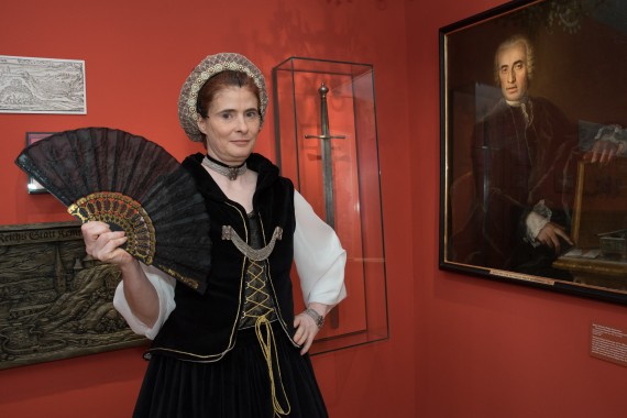 Theaterpädagogin Gabi Scheidl im historischen Gewand als Regina Rosina Neubronner