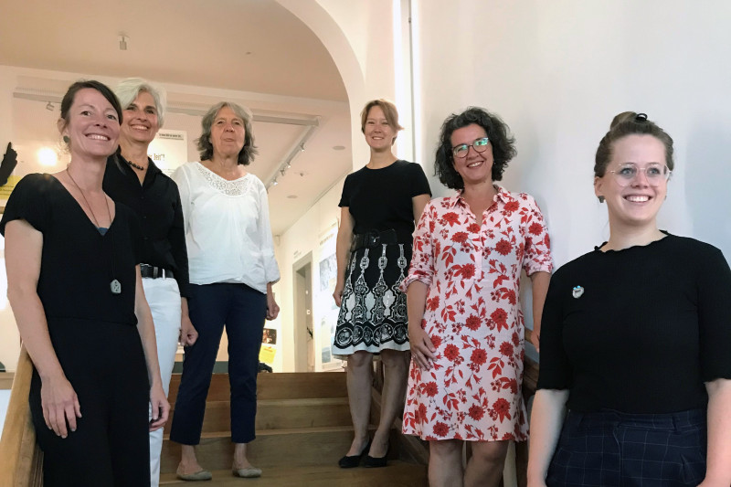 Sechs Frauen stehen auf Holztreppe im Kempten-Museum