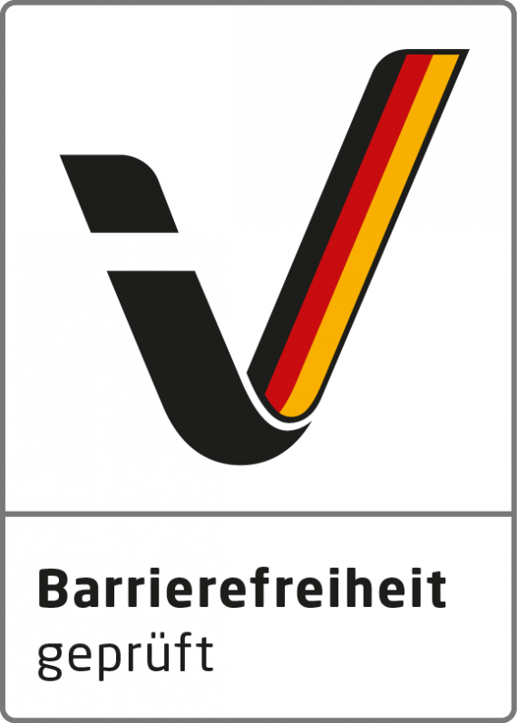 Logo: Haken in den Farben Schwarz, Rot, Gold; darunter Text: Barrierefreiheit geprüft