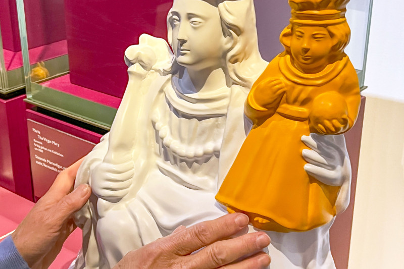 Taststation "Maria mit Jesuskind" mit tastenden H&auml;nden