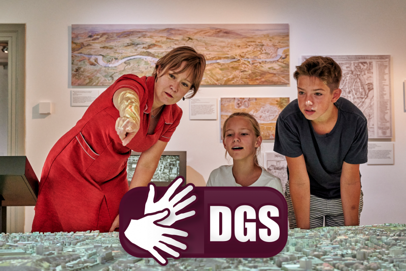 Museumsleiterin Christine M&uuml;ller Horn mit Kindern am 3D-Stadtmodell