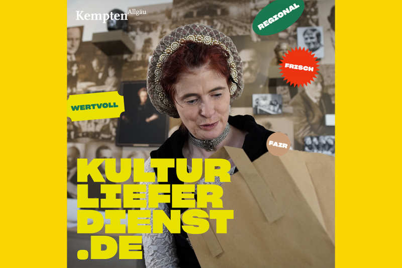 Frau in mittelalterlichem Kostüm vor Wand mit Portraitbildern