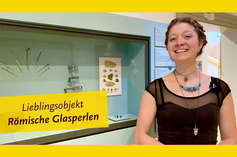 Patrizia Mund vor Vitrine mit römischem Schmuck