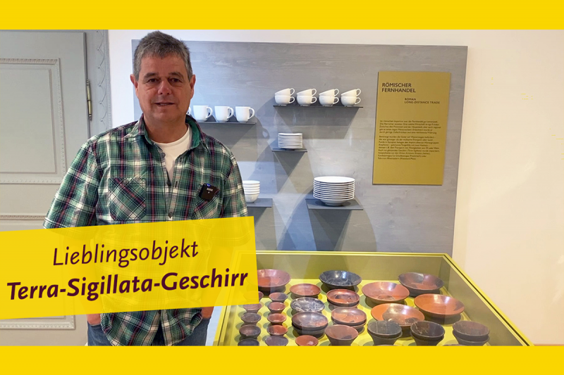 Martin Scheidl vor Vitrine mit Terra-Sigillata-Geschirr