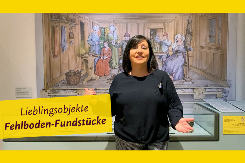 Gabi Fackler vor Gemälde, das eine mittelalterliche Wohnstube zeigt