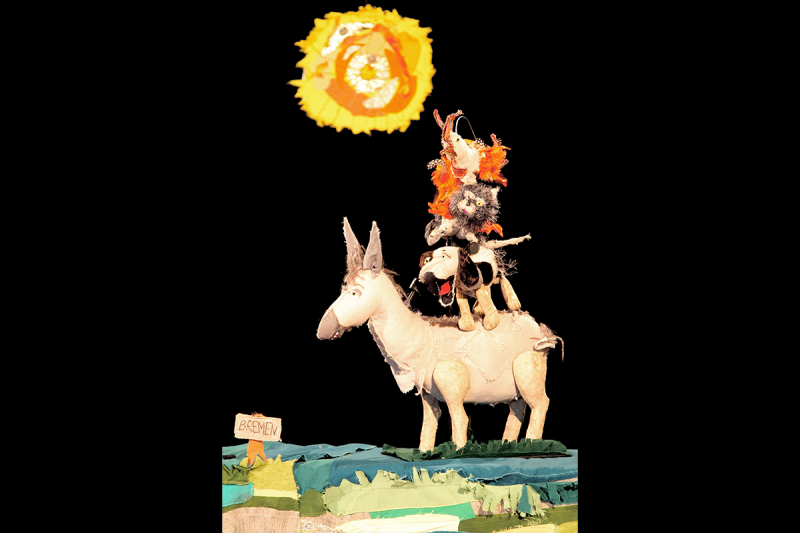 Puppentheater: Pyramide aus Esel, Hund, Katze, Hahn