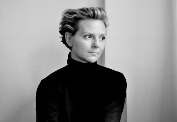 schwarz weiß Foto einer jungen Frau, die zur Seite schaut