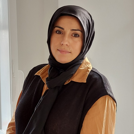 junge Frau mit Kopftuch, lächelnd