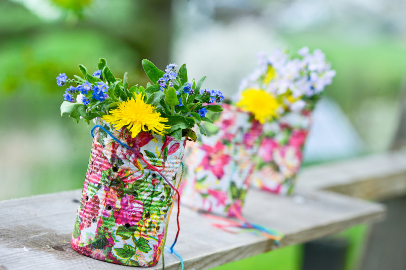 Osterhase aus Filz zwischen bunten Ostereiern