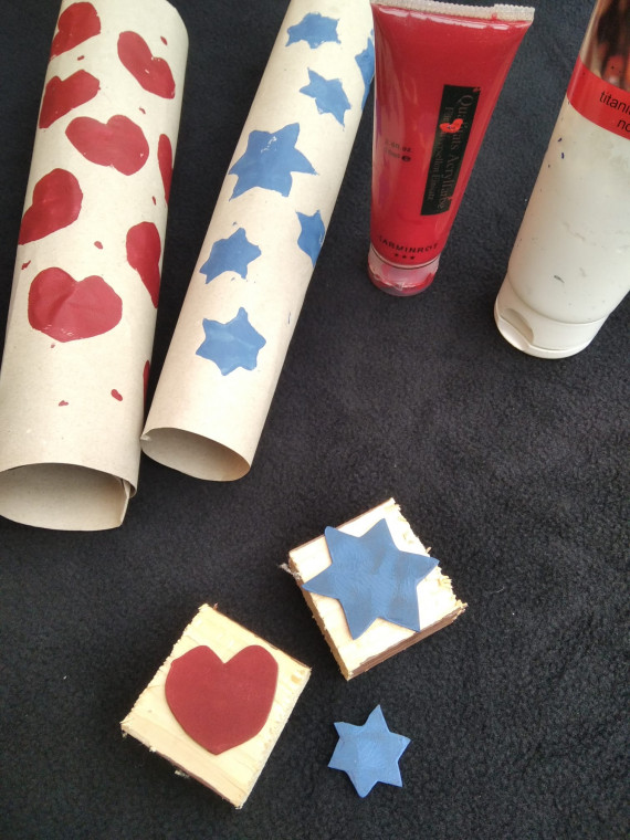 Geschenkpapier, Farben und Stempel auf einem Tisch