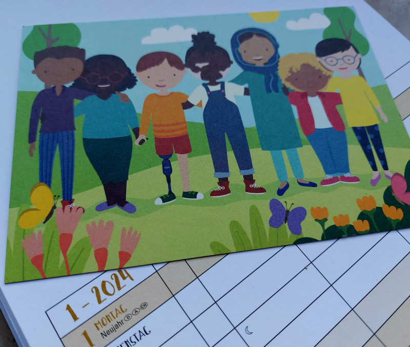 Kinder mit unterschiedlichen Hautfarben stehen Arm in Arm beieinander