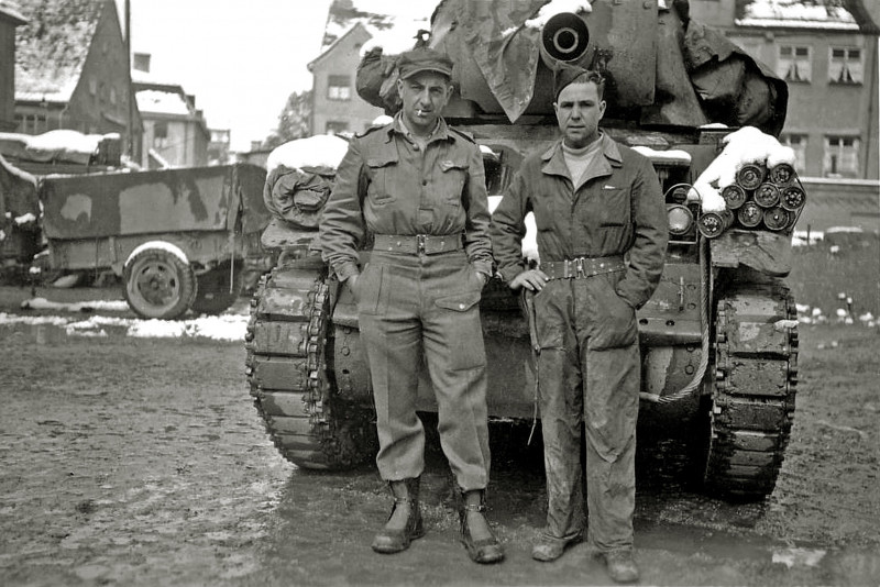 schwarz-weiß Foto mit Soldaten vor einem Panzer