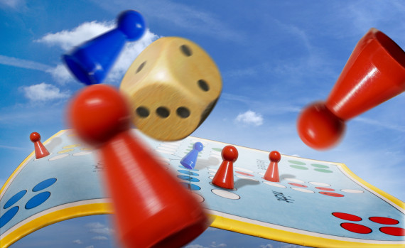 Spielfiguren fliegen über ein Spielfeld