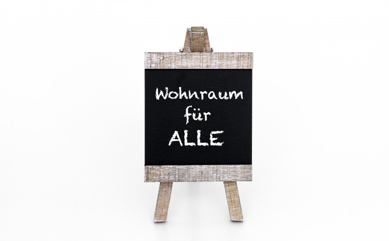 Tafel mit Schriftzug "Wohnraum f&uuml;r alle"