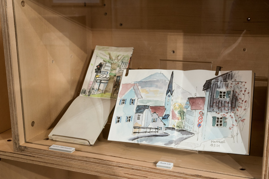 Blick in Vitrine, die ein Skizzenbuch zeigt