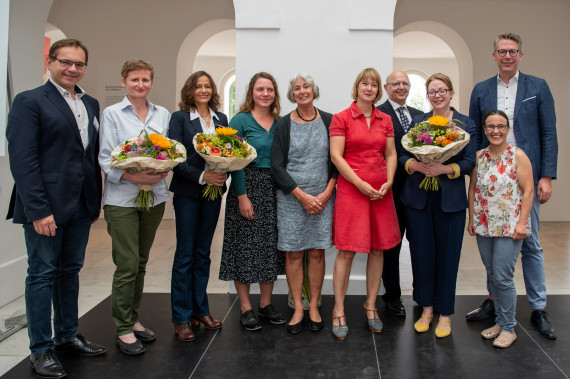 zehn Menschen, die sich über den Förderpreis freuen