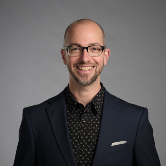Professor Markus Keck lächelnd im Anzug
