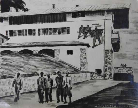 schwarz weiß Bild von massivem Haus am Berg mit Wandmalerei von bewaffneten Soldaten, davor eine Menschengruppe