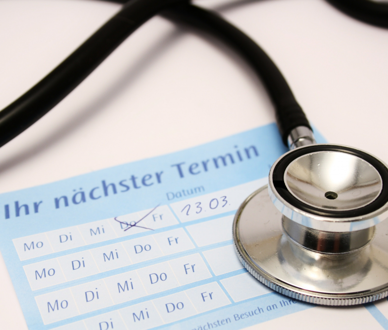 auf einem Terminzettel liegt ein Stethoskop