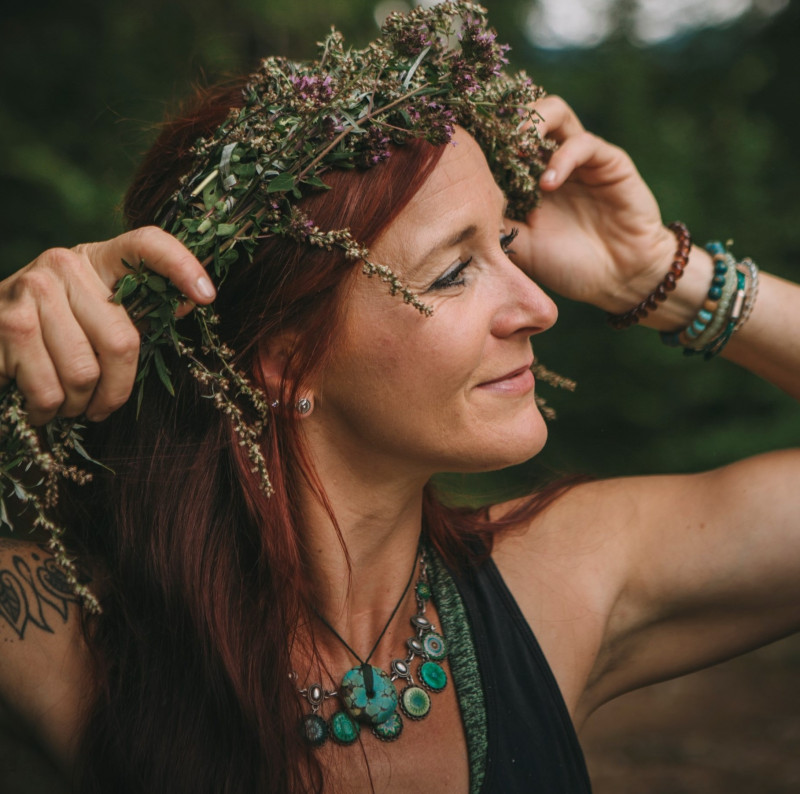 eine junge Frau von der Seite mit einem Blumenkranz im Haar