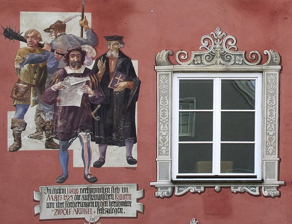 Fresko an roter Hauswand, zwei Bauern und zwei Edelleute