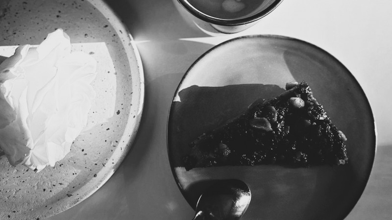 schwarz wei&szlig; Foto  mit Kuchentellern