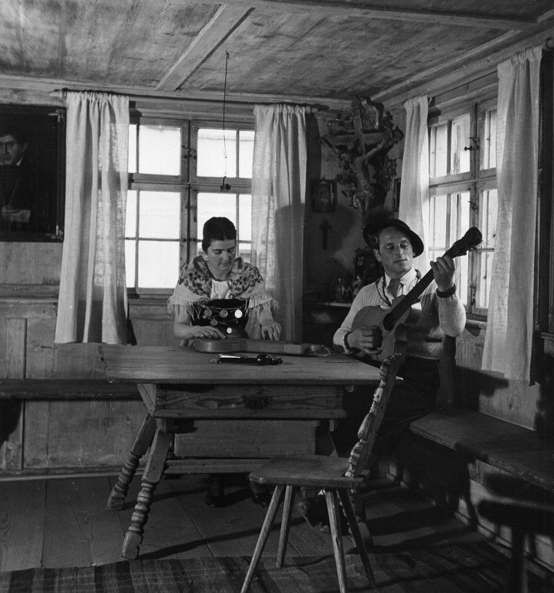 schwarz-wei&szlig; Foto mit zwei Musiker:innen in einer Bauernstube