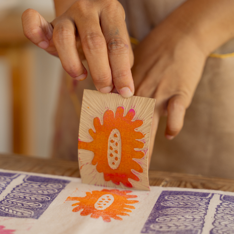 H&auml;nde zeihen einen Druckstock von einem bedruckten Papier ab
