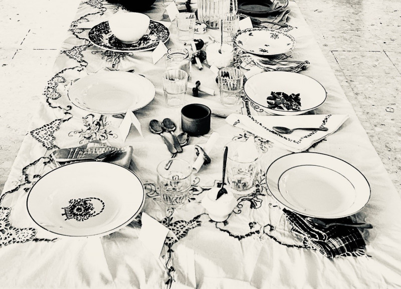 schwarz-wei&szlig; Foto eines festlich gedeckten Tisches