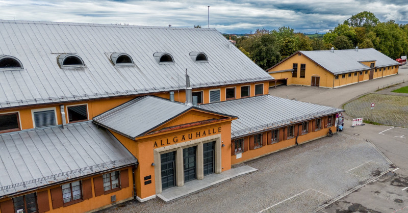 Blick auf das Gel&auml;nder Allg&auml;uhalle, ehemals Tierzuchthalle in Kempten