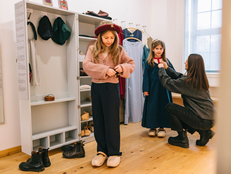 Au&szlig;enansicht Kempten-Museum. Illustrierterte Maus mit Sprechblase: "Komm mit uns Zumsteinm&auml;usen auf Entdeckungsreise!"