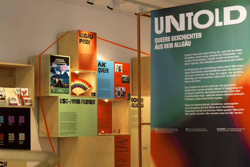 verschwommenes Portr&auml;tfoto auf geldem Hintergrund