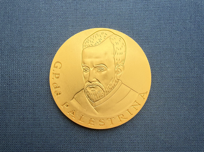 Eine goldene Medaille mit dem Portr&auml;t des italienischen Renaissance-Komponisten Giovanni Pierluigi da Palestrina und der Aufschrift &bdquo;G. P. da Palestrina&ldquo;. 